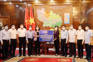 Phó Chủ tịch nước Võ Thị Ánh Xuân (đứng thứ 5 bên trái qua) trao tặng ủng hộ cho tỉnh Bắc Ninh.