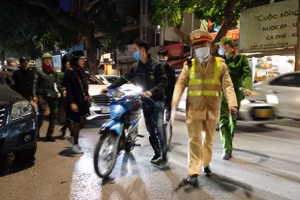 Lực lượng cảnh sát giao thông kiểm tra một trường hợp tham gia giao thông.