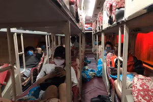 Tại thời điểm CSGT kiểm tra, chiếc xe khách giường nằm đã đón 10 hành khách.