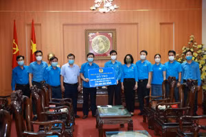 Đại diện Tổng LĐLĐ Việt Nam trao tiền hỗ trợ đoàn viên, người lao động tỉnh Bắc Giang bị ảnh hưởng do dịch Covid-19.
