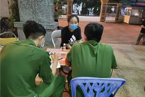 Lực lượng chức năng xử phạt các trường hợp không đeo khẩu trang (Ảnh minh họa).