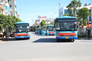 Xe đón công nhân trở về từ Bắc Giang.