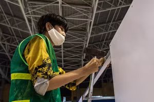 Công nhân lao động, sản xuất phải đảm bảo an toàn phòng dịch (Ảnh minh họa).