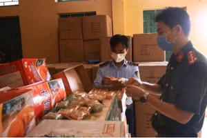 Lực lượng chức năng kiểm tra số bánh trung thu tại kho hàng. 