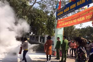 Giáo viên mầm non được thực hành sử dụng bình chữa cháy tại buổi tập huấn.