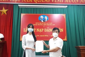 Em Hoàng Hương Giang được Chi bộ Trường THPT Phương Sơn ghi nhận và bồi dưỡng kết nạp vào Đảng.