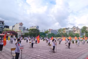 Học sinh Bắc Giang thực hiện 5K khi đến khai giảng.
