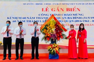 Lãnh đạo quận Ba Đình chúc mừng Trường tiểu học Hoàng Hoa Thám tại lễ gắn biển.