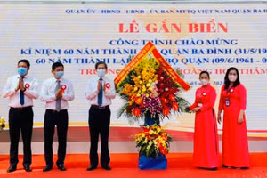 Lãnh đạo quận Ba Đình chúc mừng Trường tiểu học Hoàng Hoa Thám tại lễ gắn biển.