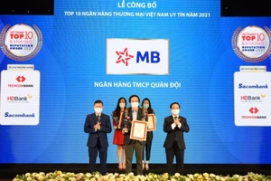 Phó tổng giám đốc MB Lê Quốc Minh đại diện nhận giải thưởng.