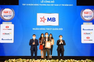 Phó tổng giám đốc MB Lê Quốc Minh đại diện nhận giải thưởng.