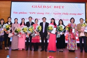 PGS.TS Đinh Văn Châu trao giải Đặc biệt cho tác phẩm "EPU trong tôi – Người thầy trong tim” và chụp ảnh lưu niệm.