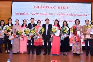 PGS.TS Đinh Văn Châu trao giải Đặc biệt cho tác phẩm "EPU trong tôi – Người thầy trong tim” và chụp ảnh lưu niệm.