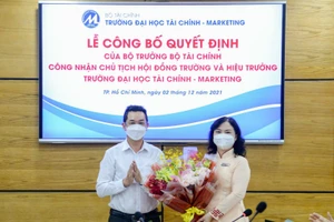 PGS. TS Hồ Thủy Tiên, Chủ tịch Hội đồng trường Trường Đại học Tài chính - Marketing (UFM) nhận hoa chúc mừng