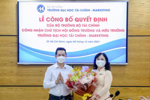 PGS. TS Hồ Thủy Tiên, Chủ tịch Hội đồng trường Trường Đại học Tài chính - Marketing (UFM) nhận hoa chúc mừng