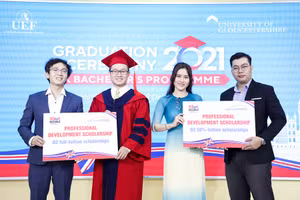 2 tân cử nhận nhận học bổng thạc sỹ giảm 50% học phí do ĐH Gloustershire (Anh Quốc) cấp.