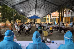 Học sinh TPHCM chờ tiêm vắc xin