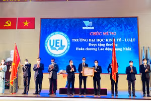 Giám đốc ĐHQG TP.HCM Vũ Hải Quân (giữa) trao Huân chương Lao động Hạng Nhất của Chủ tịch nước cho Trường ĐH Kinh tế- Luật 