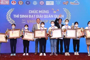 Các thí sinh giành giải quán quân nhận thưởng và cúp