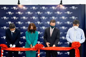 Các đại biểu cắt băng khánh thành trung tâm giáo dục mới của Study Melbourne Hub