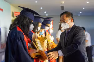 Nhà báo Lê Xuân Sơn-  TBT Báo Tiền Phong trao học bổng cho các thủ khoa.