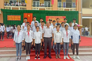 Thầy Trần Quốc Tuấn, và học sinh thân yêu của mình.