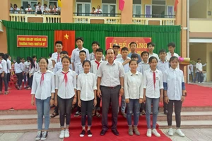 Thầy Trần Quốc Tuấn, và học sinh thân yêu của mình.