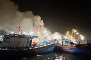 Cháy tàu cá ở cảng Lạch Bạng, thị xã Nghi Sơn (Thanh Hóa).