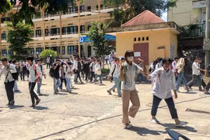 Giờ tan học ở Trường THPT Quan Sơn (Thanh Hóa).