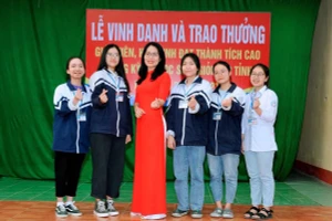 Cô Đặng Thị Hoài Thu (GV Trường THPT Hoằng Hóa 4) cùng học trò trong lễ vinh danh GV, HS đạt thành tích cao trong dạy và học, năm học 2020 – 2021.