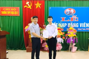 Em Nguyễn Đức Thắng trong lễ kết nạp Đảng hồi đầu tháng 7 vừa qua tại Trường THPT Hậu Lộc 2 (Thanh Hóa).