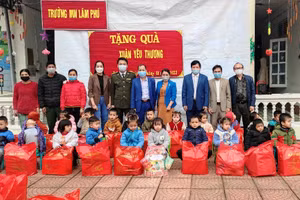 Trao quà tết ở Trường Mầm non Lâm Phú (Lang Chánh, Thanh Hóa).