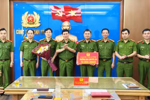 Đại tá Dương Văn Tiến - Phó Giám đốc, Thủ trưởng Cơ quan CSĐT Công an tỉnh Thanh Hóa (người thứ 4 từ trái sang) trao thưởng cho lực lượng CSHS.