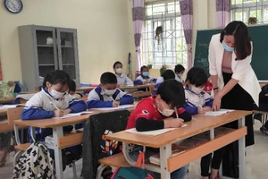 Cô và trò Trường Tiểu học Sơn Hà, huyện Quan Sơn (Thanh Hóa) trong giờ học.