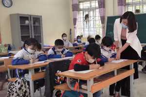 Cô và trò Trường Tiểu học Sơn Hà, huyện Quan Sơn (Thanh Hóa) trong giờ học.