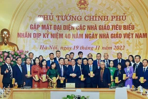 Thủ tướng Chính phủ Phạm Minh Chính gặp mặt nhà giáo tiêu biểu, nhân kỷ niệm 40 năm ngày Nhà giáo Việt Nam. Trong ảnh, NGƯT Lê Văn Hoành (thứ 4 hàng thứ 2, từ phải qua).