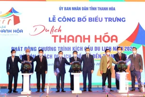 Lãnh đạo Bộ VH, TT&DL, Tổng cục Du lịch Việt Nam, Hiệp hội Du lịch Việt Nam và tỉnh Thanh Hóa thực hiện nghi thức nhấn nút phát động chương trình kích cầu, mở cửa đón khách du lịch quốc tế đến Thanh Hóa.