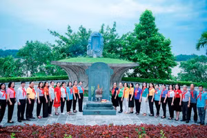 Trước khi đi tặng quà cho các trường học, Hội cựu TPT Đội ngành GD thành phố Thanh Hóa dâng hương tại Đài tưởng niệm giáo viên và học sinh hy sinh năm 1972 trên công trường đê Hàm Rồng.