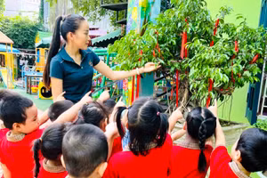 Cô và trò Trường Mầm non Đông Thọ B (TP Thanh Hóa).