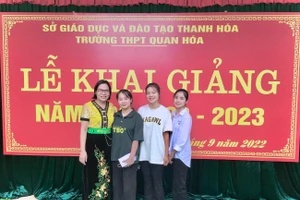 Cô Trương Thị Thương, Trường THPT Quan Hóa (Thanh Hóa) cùng học trò trong Lễ khai giảng năm học 2022-2023.