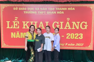Cô Trương Thị Thương, Trường THPT Quan Hóa (Thanh Hóa) cùng học trò trong Lễ khai giảng năm học 2022-2023.