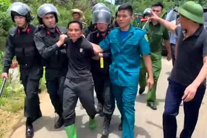 Lực lượng chức năng bắt giữ kẻ gây án.