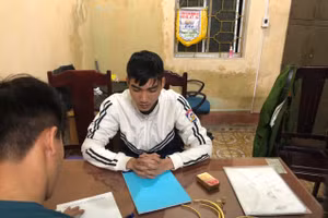 Đặng Ngọc Sơn và số tang vật tại cơ quan công an. Ảnh: Công an Thanh Hóa cung cấp.