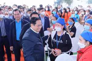Thủ tướng Chính phủ Phạm Minh Chính thăm công nhân lao động tại Công ty TNHH Sakurai Việt Nam (TP Thanh Hóa). Ảnh: Minh Hiếu.