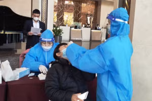 Nhân viên Y tế lấy mẫu xét nghiệm Covid-19 cho người dân.