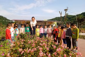 Hoạt động ngoài trời, tham quan vườn hoa của cô trò ở điểm trường bản U (Trường Mầm non Tam Văn, huyện Lang Chánh, Thanh Hóa).