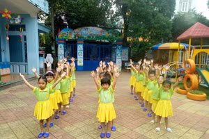 Giờ thể dục nhẹ nhàng của các bé Trường Mầm non Đông Thọ B (TP Thanh Hóa).