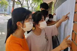 Thí sinh xem điểm thi tại Trường THPT Triệu Sơn 3 (Triệu Sơn).