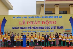 Tại lễ phát động, HS nghèo vượt khó của Trường TH&THCS Đông Thịnh (Đông Sơn, Thanh Hóa) được nhận quà tặng từ Ban tổ chức và nhà tài trợ.