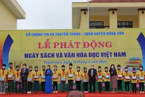 Tại lễ phát động, HS nghèo vượt khó của Trường TH&THCS Đông Thịnh (Đông Sơn, Thanh Hóa) được nhận quà tặng từ Ban tổ chức và nhà tài trợ.